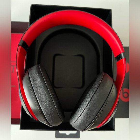 Beats Studio3 Wireless Decade Collection OverEar Headphone+HeadphoneStand(bonus) - Picture 10 of 11